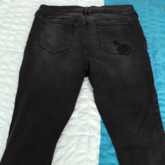 🌹Rose embroidered black Jeans - Picture 4 of 6